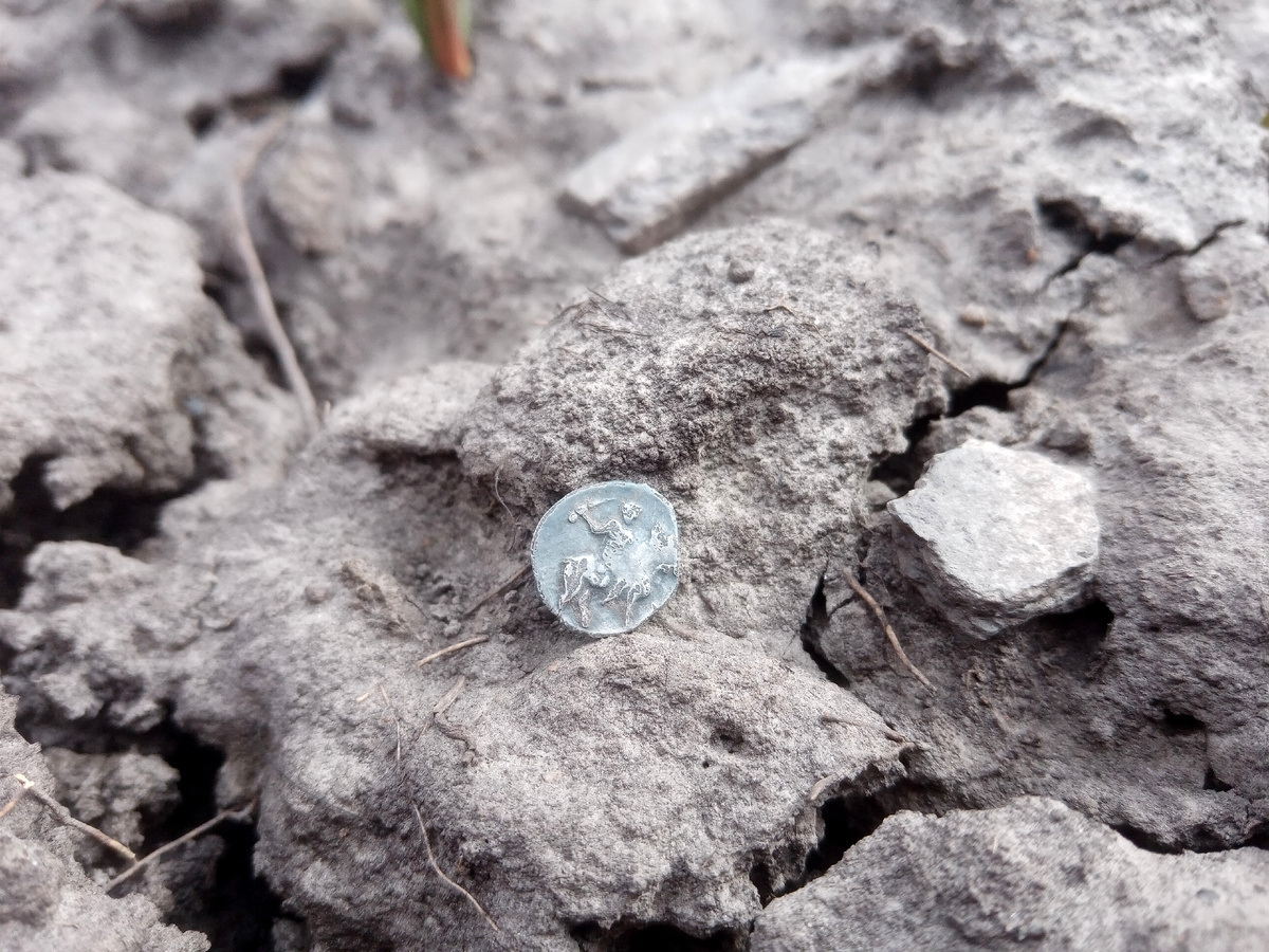 Малюсенькая такая, круглая