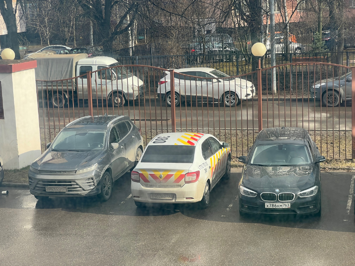 Их машина, стоящая возле спортзала, где занимаюсь, была словно «знак», куда мне идти