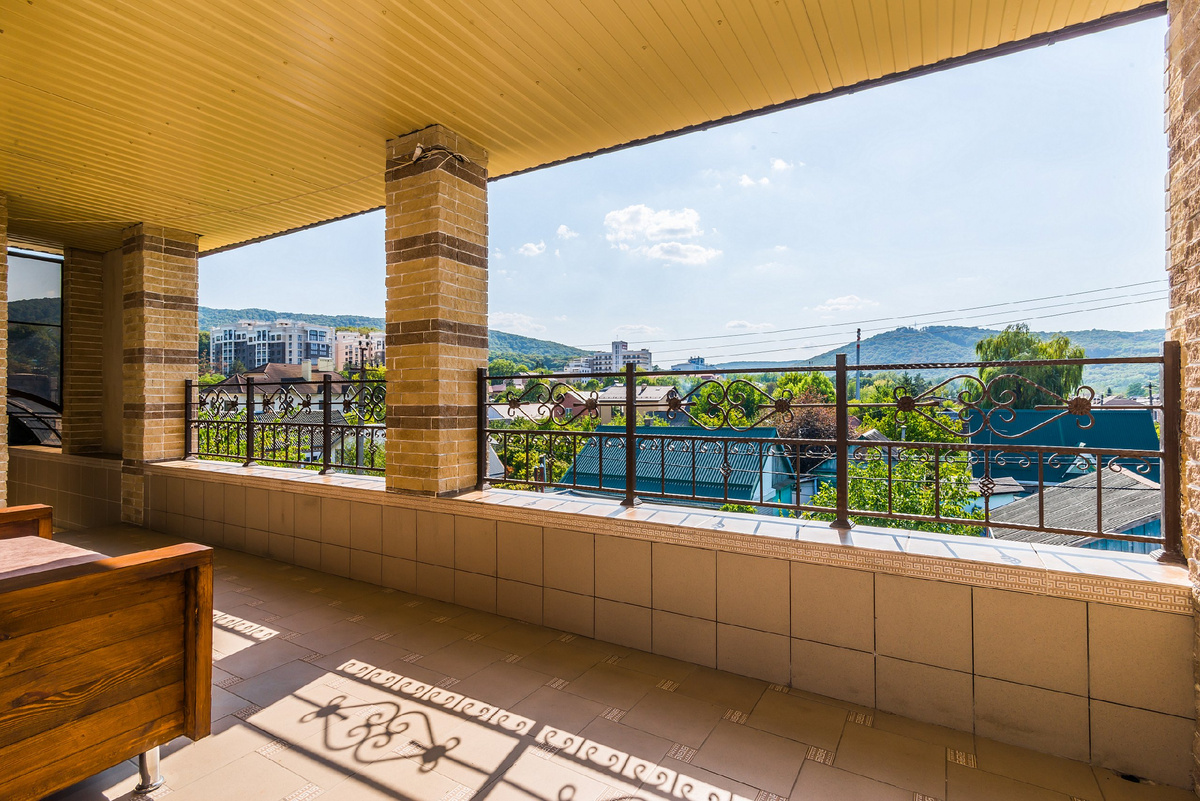 Лоджия с видом на Кавказкие горы ждет тебя.