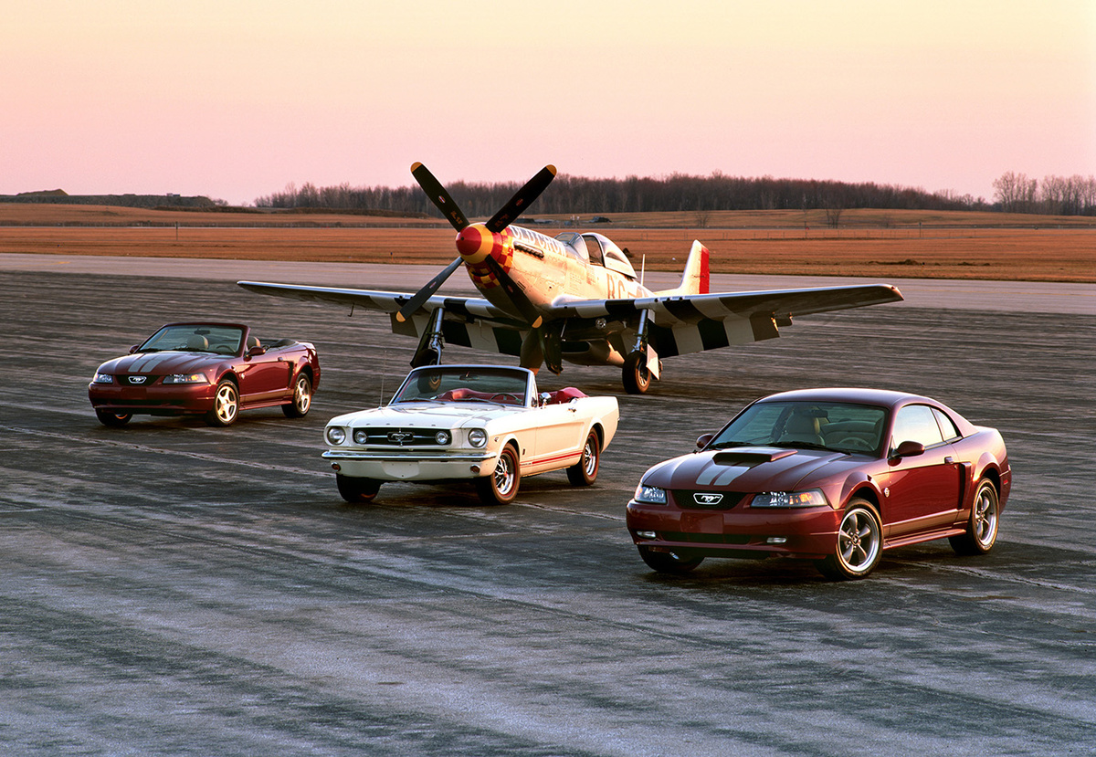 Ford Mustang 2004, Mustang 1965 года и истребитель P-51 Mustang. Фото: Ford
