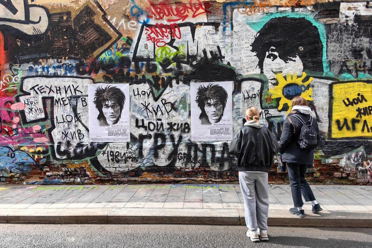 Новое граффити с именем Паши Техника на "Стене Цоя" на ул. Арбат быстро перекрыли изображениями лидера группы "Кино". АГН "Москва"