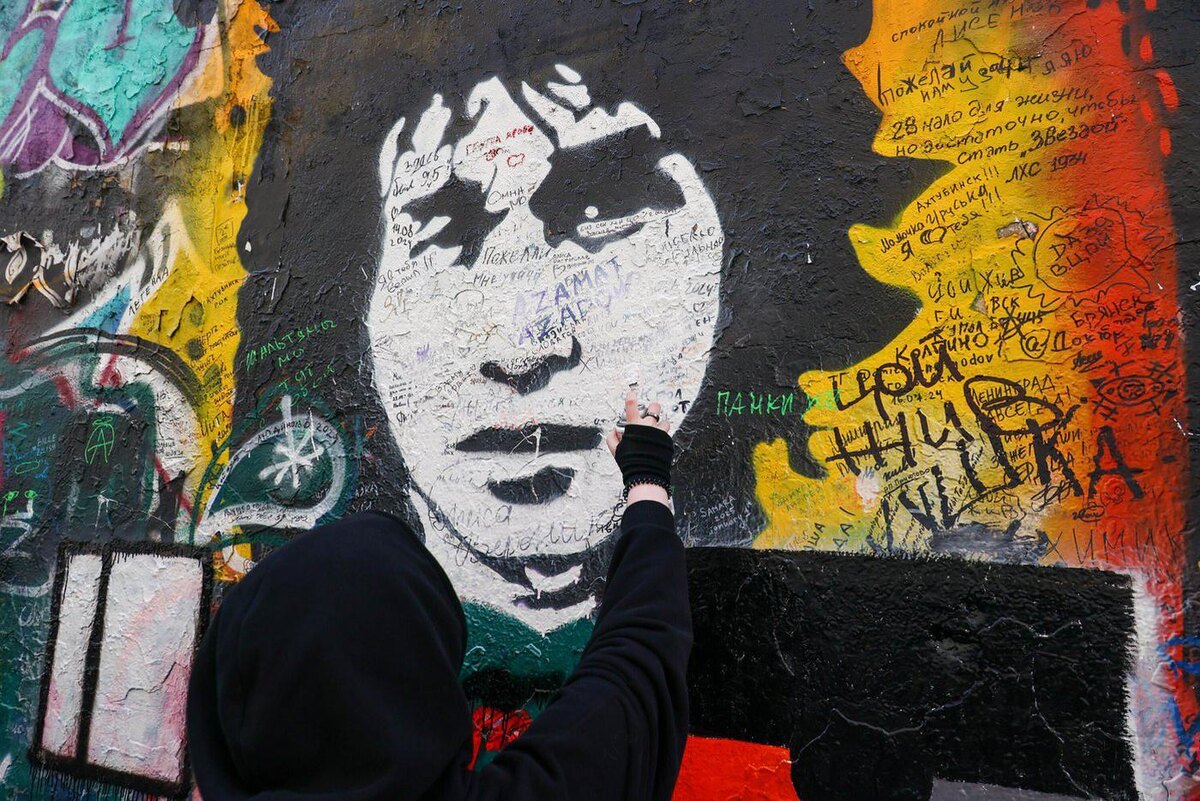 Фанаты группы "Кино" не дали захватить "Стену Цоя" на Арбате поклонникам Паши Техника. Ярослав Чингаев / Агентство "Москва"