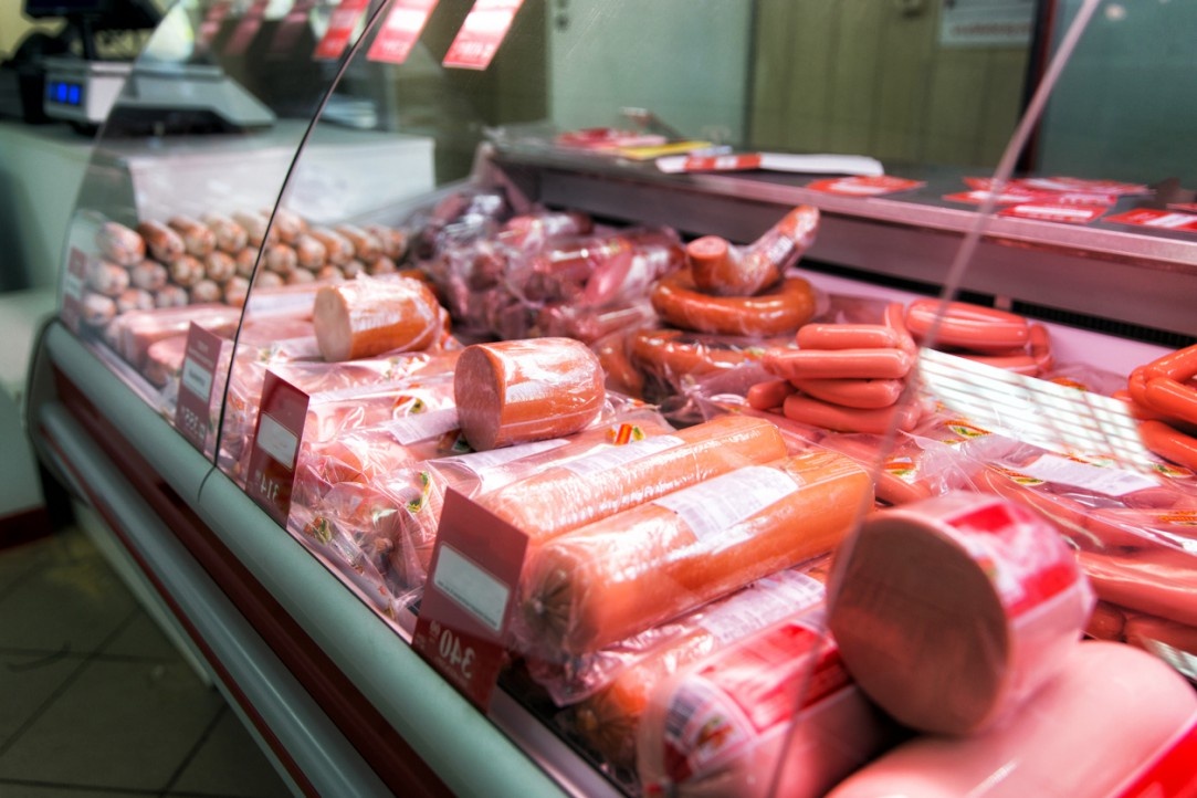 Это не значит, что съев сосиску, вы заработаете рак, но регулярное употребление действительно повышает риски.
