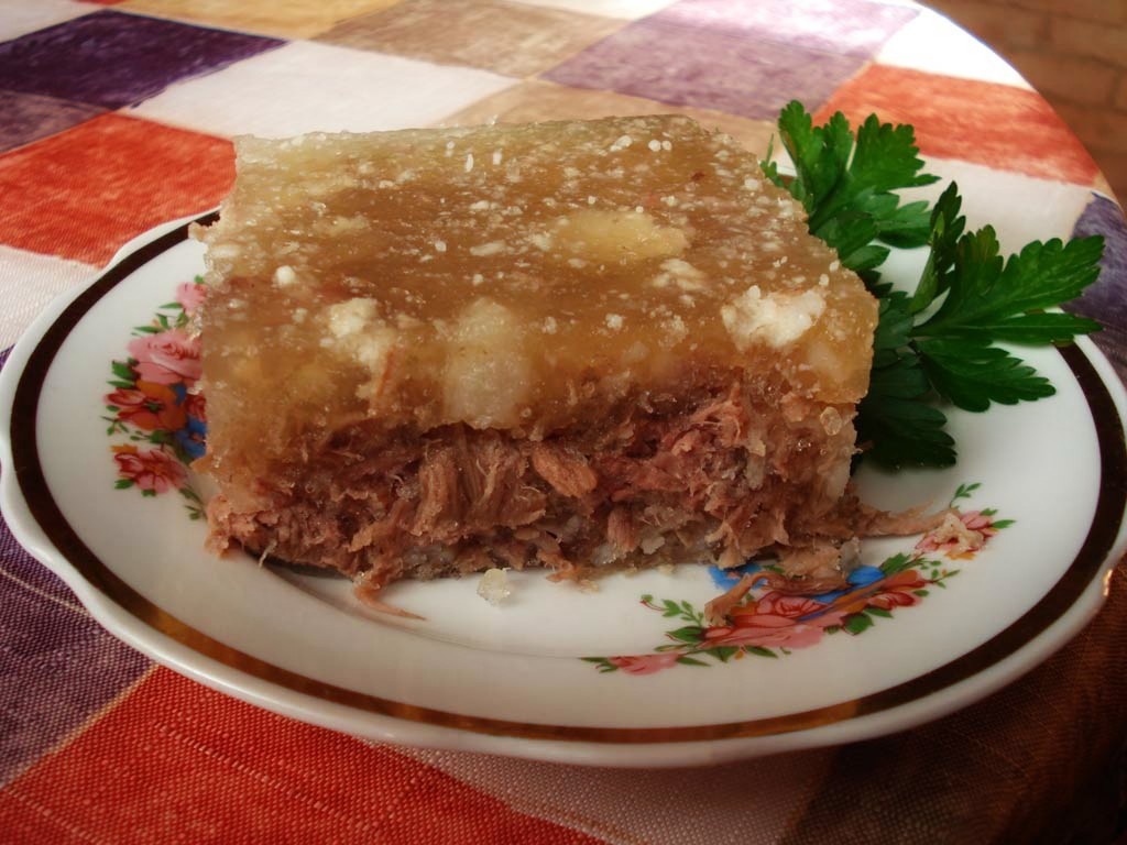 Да, тот самый холодец, который бабушка упорно пыталась впихнуть в вас в детстве, оказался суперфудом для суставов!
