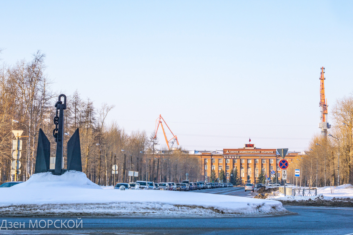 Вид на проходную Севмаша с площади Егорова. Об этом якоре морской расскажет позже. 