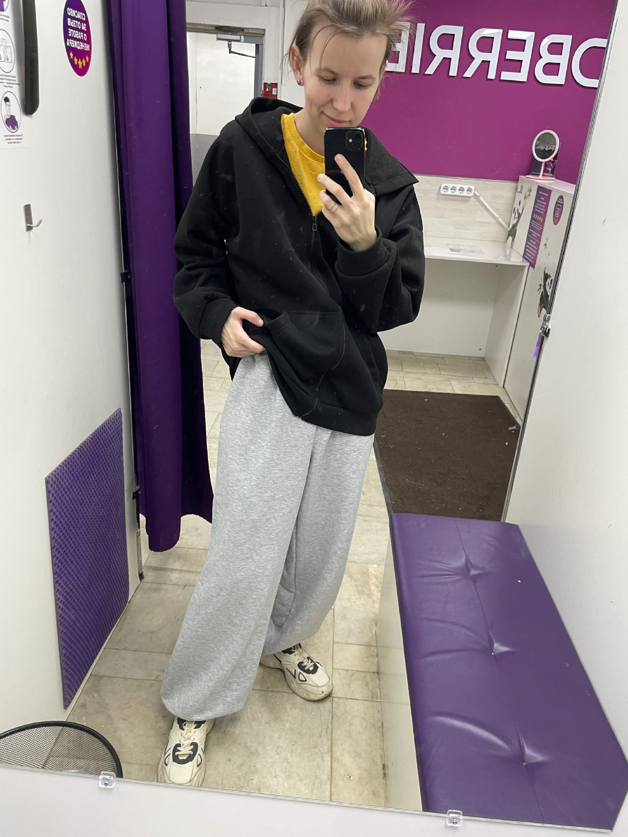 Что бог послал, то и ношу. Толстовка подмена, штаны тоже. Остается менеджеру. Мой размерчик