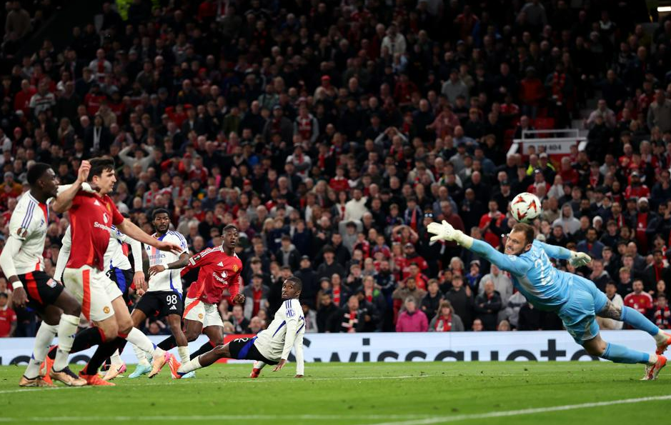 Решающий пятый мяч в ворота "Лиона" забил Харри Магвайр. Фото: УЕФА