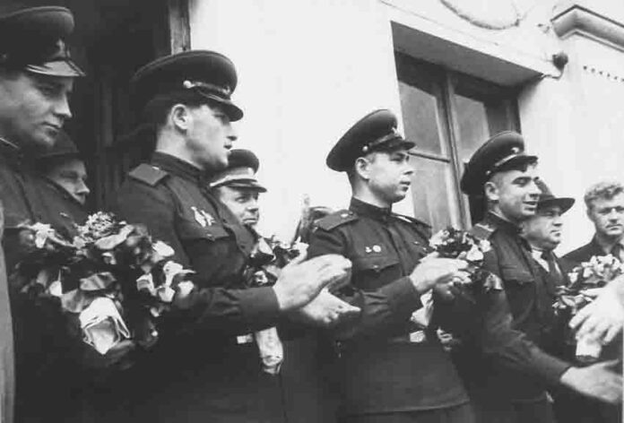 Герои Тихого океана принимают поздравления.