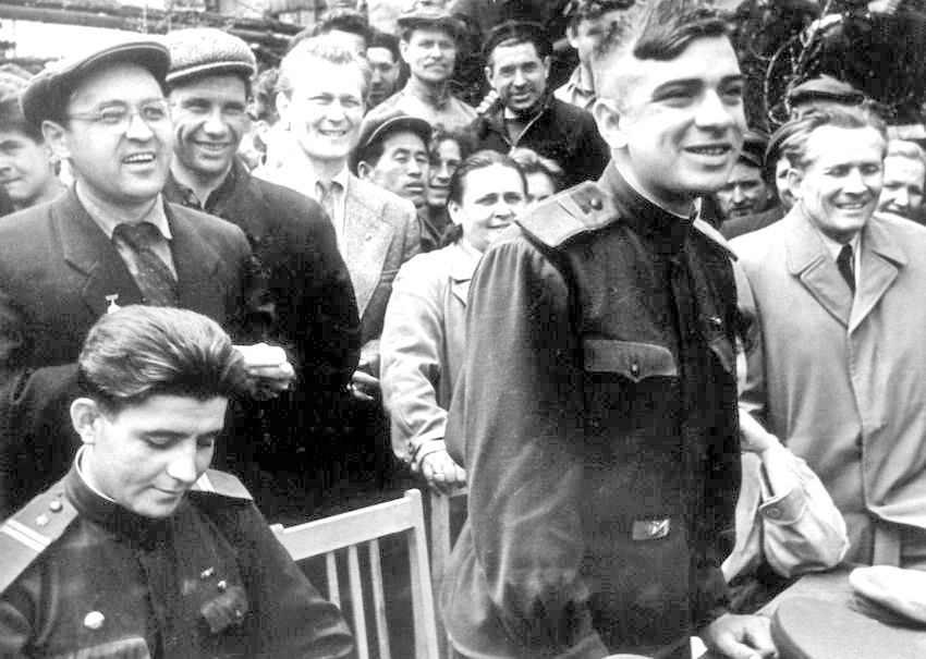 Так в трудовых коллективах областного центра встречали воинов.
Человек с блокнотом на снимке (слева во втором ряду) – корреспондент «Советского Сахалина» Константин Грозин.