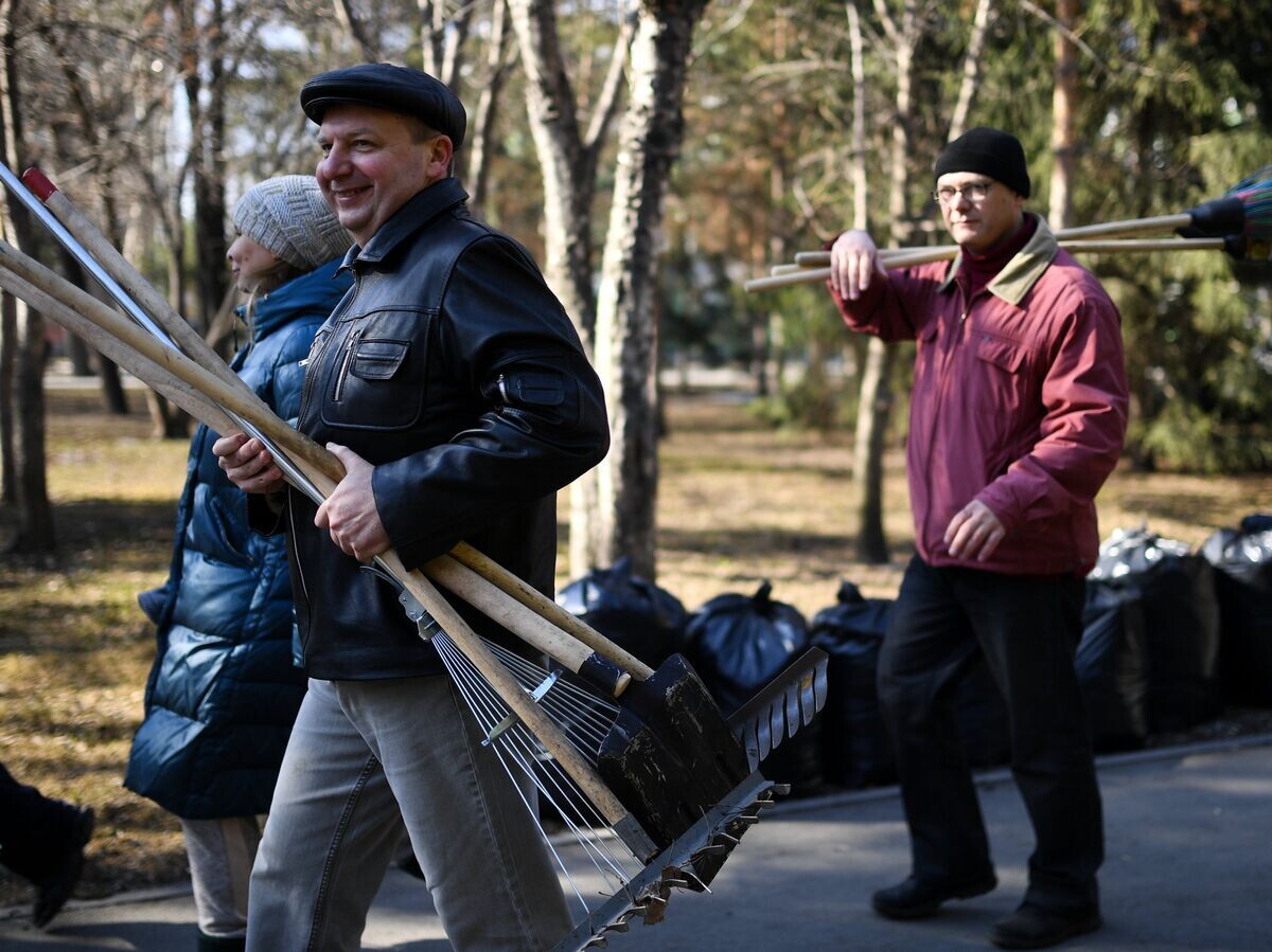    Общегородской субботник в Новосибирске© РИА Новости . Александр Кряжев