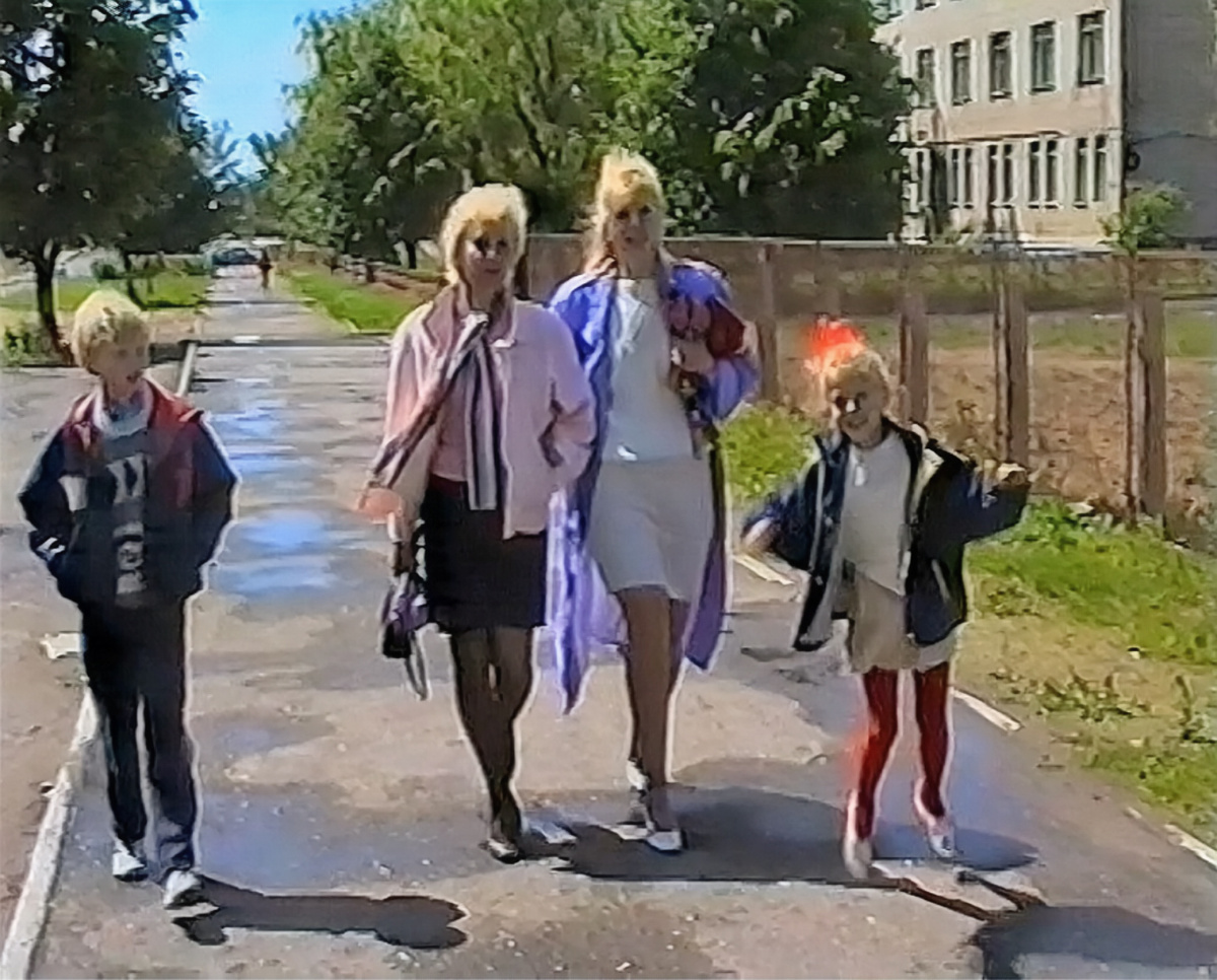 Моя семья и соседка в розовом идём на выборы первого президента Беларуси.