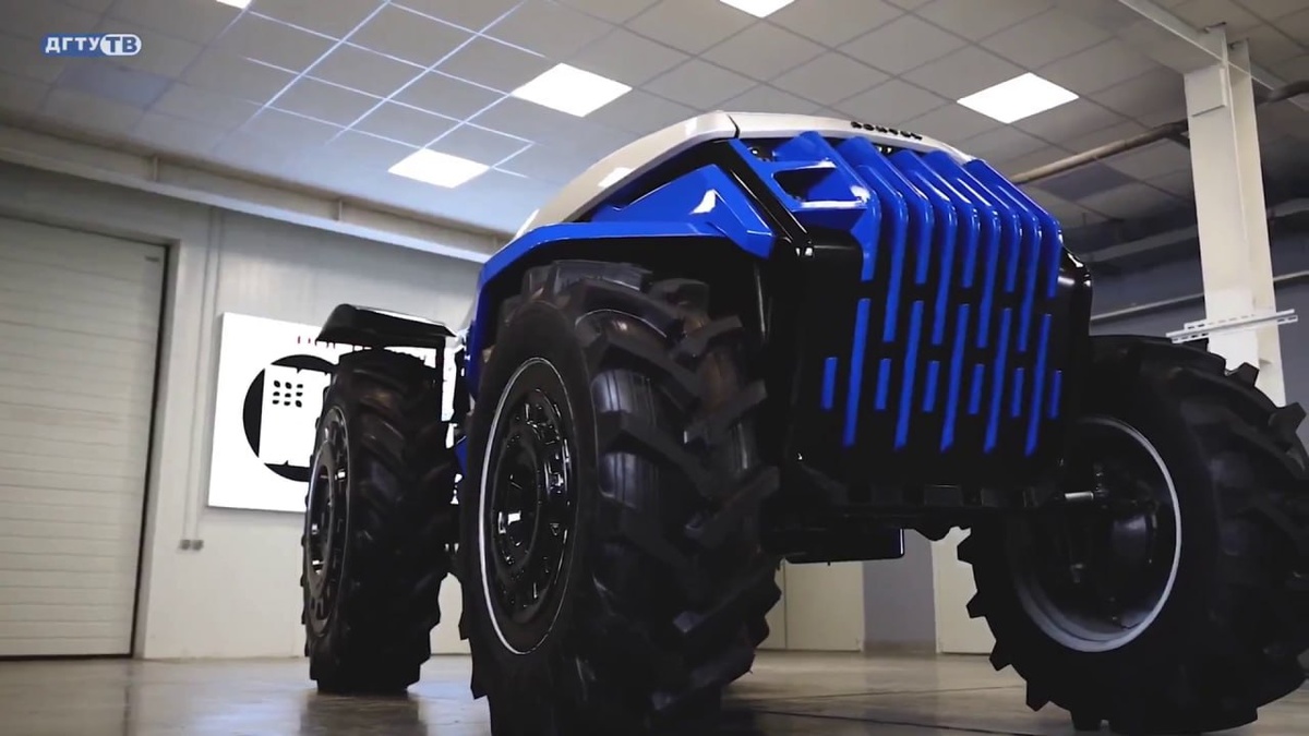   Беспилотный колесный трактор-робот с гибридным приводом разработали в России