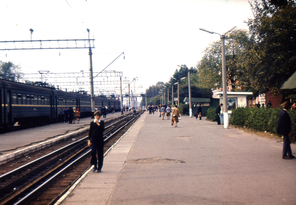 Перрон железнодорожного вокзала 1980г.