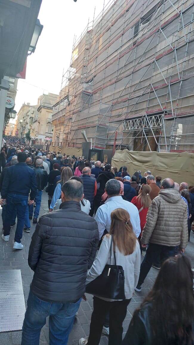 Pilgrimage перед началом Страстной недели. Тысячи людей идут по улицам Валлетты молча, сосредоточены, не разговаривая друг с другом. Их путь проходит мимо нашего Центра.