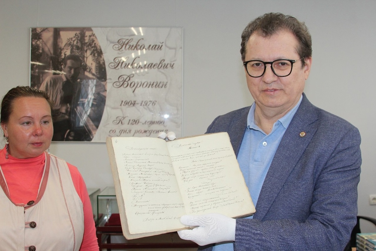 А.С. Чертков - председатель Совета фонда, доцент Дипломатической академии МИД России со списком комедии "Горе от ума".