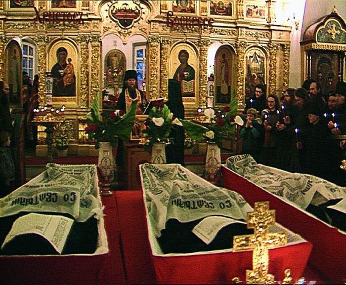 Отпевание убиенных оптинских братий. 1993 г. Введенский собор Оптиной Пустыни. optina.ru