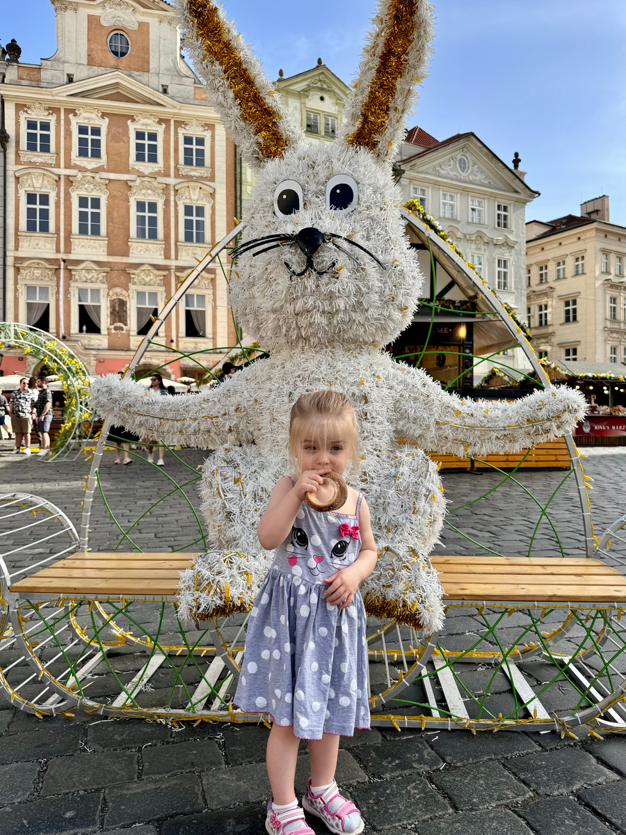 Пасхальный кролик на Староместской площади в Праге 