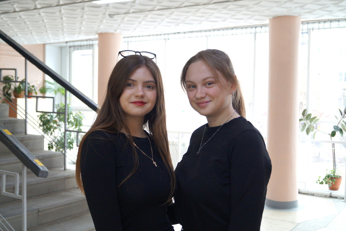 Филологи АлтГУ Ульяна Горбатюк и Елена Воликова