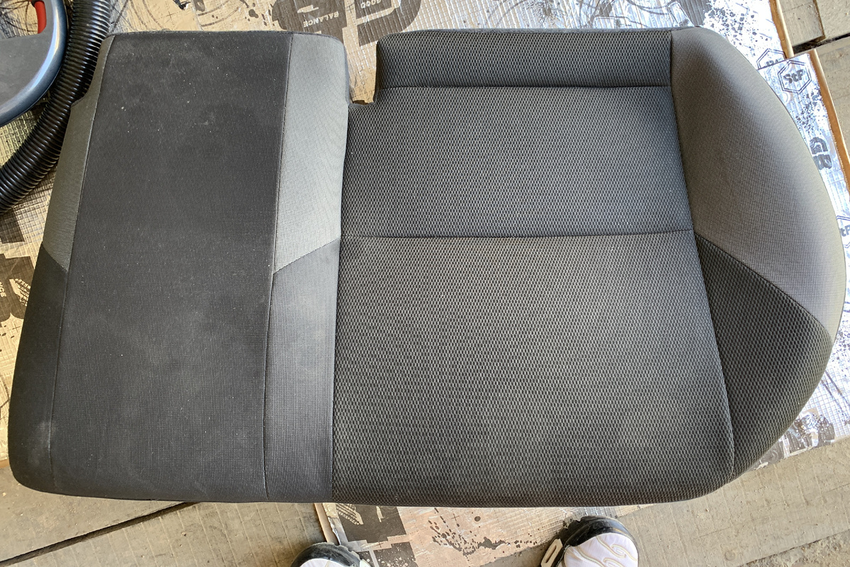 Вид заднего сиденья до мойки