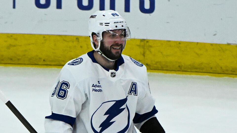     Российский хоккеист Кучеров стал трехкратным обладателем "Арт Росс Трофи" в НХЛ Matt Marton/AP/TASS