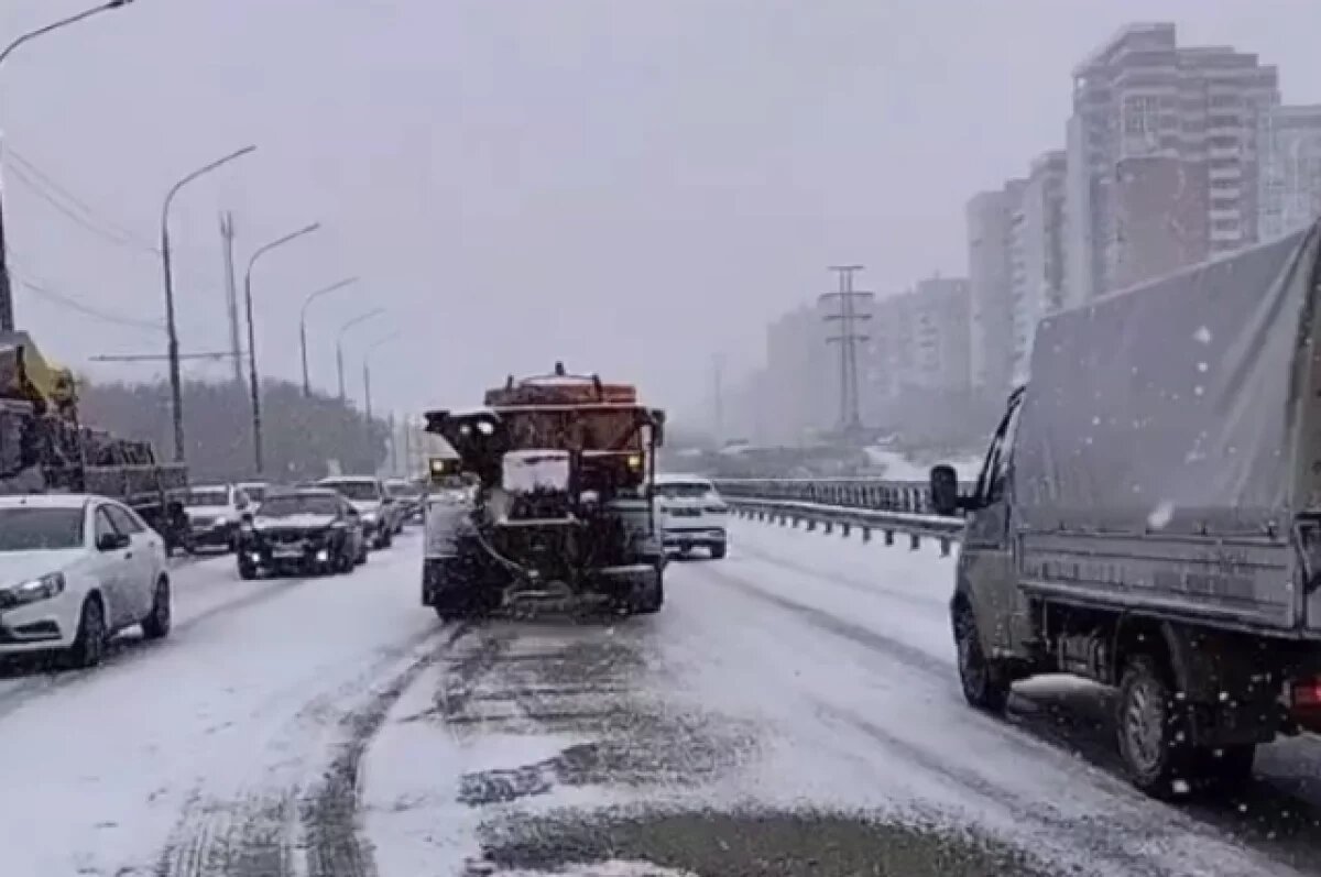    В Омске круглосуточно убирают снег и наледь на дорогах