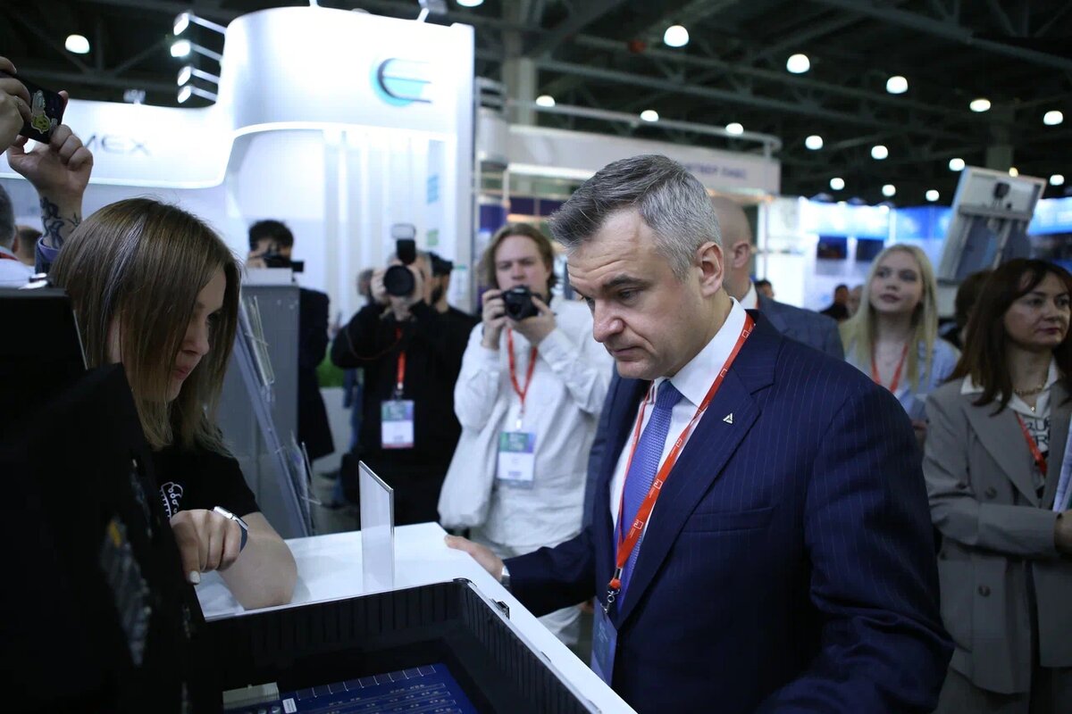 В. Шпак, замминистра промышленности и торговли на стенде микропроцессора "АЛТАЙ"