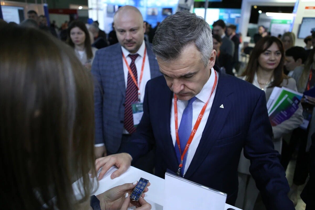 В. Шпак, замминистра промышленности и торговли на стенде микропроцессора "АЛТАЙ"