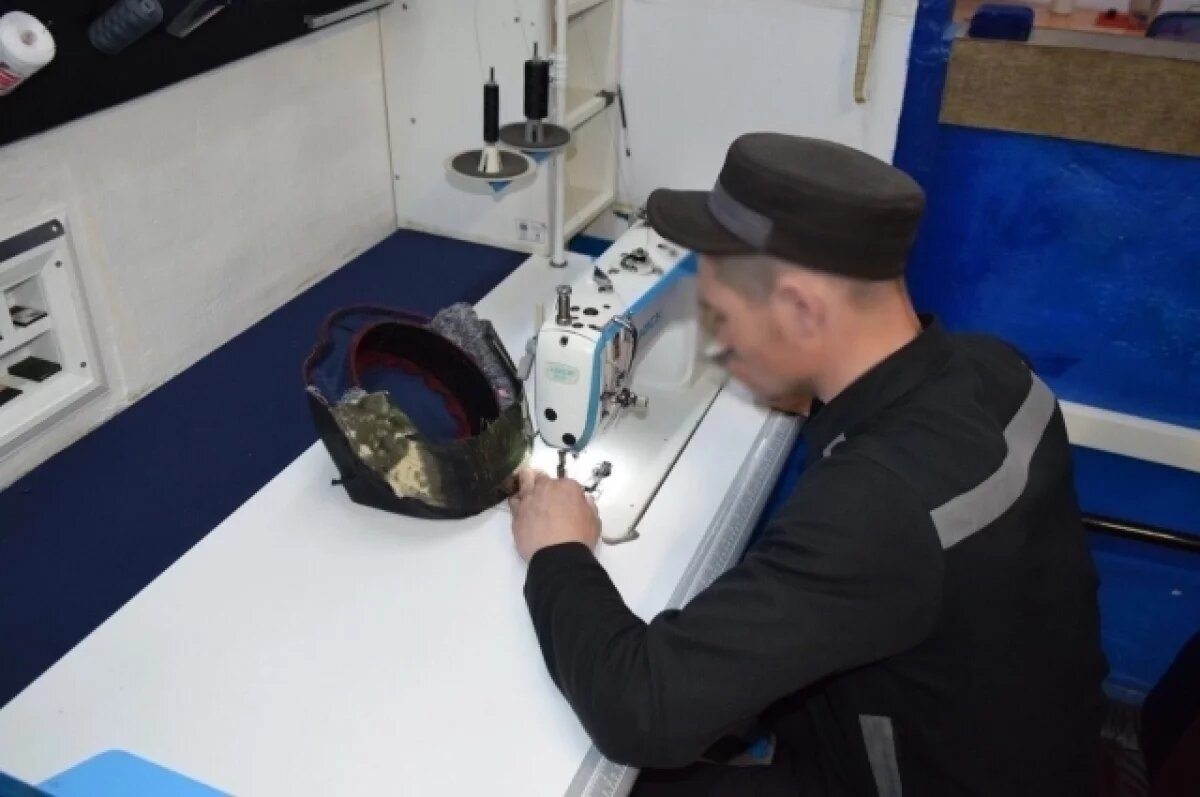   Омские осуждённые начали шить фуражки для Крыма