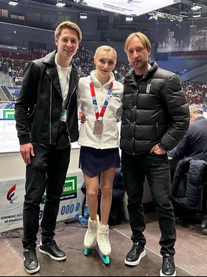 Софья Муравьева вместе со своими тренерами из "Ангелов Плющенко". Фото: телеграм-канал фигуристки Софьи Муравьевой.