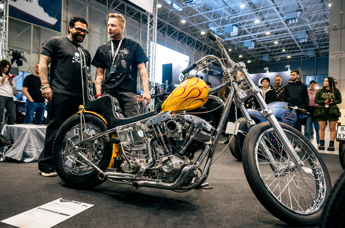    Самым громким дебютом была пара кастомов, построенных в мастерской Zillers Garage по заказу хип-хоп исполнителя Тимати — он и пожаловал на выставку, чтобы принять обновку. Ателье сделало себе имя на футуристических мотоциклах, но здесь перед нами — самая настоящая классика кастомайзинга. Так «Харлеи» переделывали в Штатах ещё пятьдесят-шестьдесят лет назад. Где-нибудь в фильме «Беспечный ездок» они бы выглядели как у себя дома! Правда, на наших дорогах всё это будет смотреться странновато...   
Пресс-служба «Мотовесны»