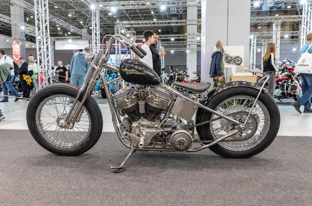    Оба хардтейлы, оба захромированы с ног до головы, у них рычажные вилки, страшно стильные и жутко неудобные рули-«заячьи уши», а ещё нет передних тормозов... Тот, что с чёрным баком и одноместным седлом, построен вокруг классического двигателя Harley-Davidson Panhead. «Кастрюлеголовый» — так его прозвали за характерную форму клапанных крышек: эти двигатели выпускались с 1948 по 1965 год. А второй байк с жёлтым баком и двухместным седлом получил более поздний мотор Harley-Davidson Shovelhead (такие выпускались с 1966 по 1984 год).   
Светлана Парфенова