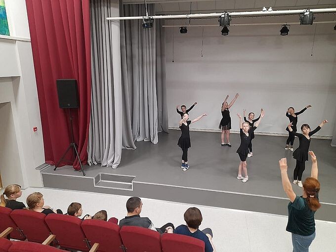 Дети смотрят выступление юных танцоров