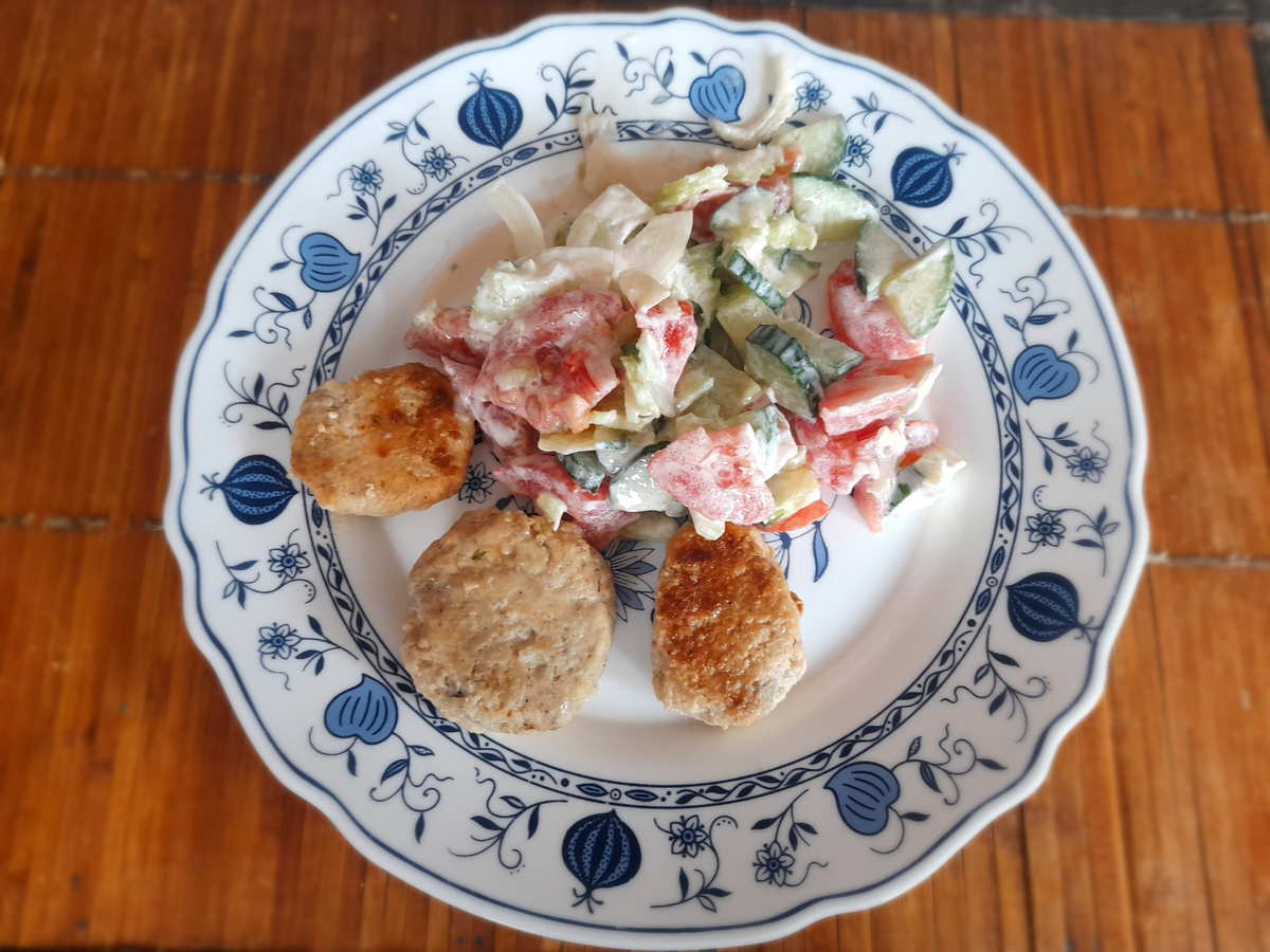 ОБЕД Без супа т гречки, не хочется , кашей утром наелась. Котлетки-малышки, делаю для деток, что бы интереснее есть было