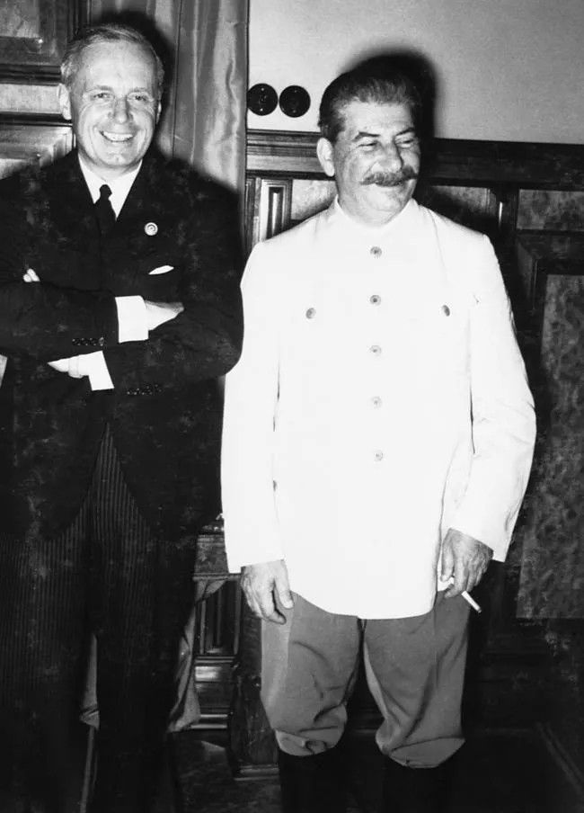 И.В.Сталин и И.Риббентроп при подписании советско-германского договора о ненападении 23.08.1939.