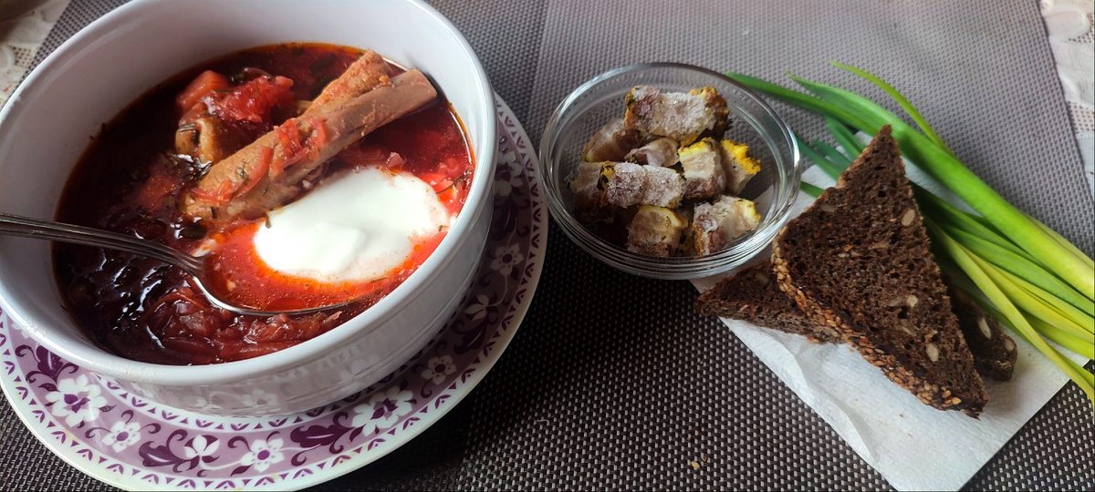 Борщ со сметаной, сало, чёрный хлебушек и зелёный лучок 😊