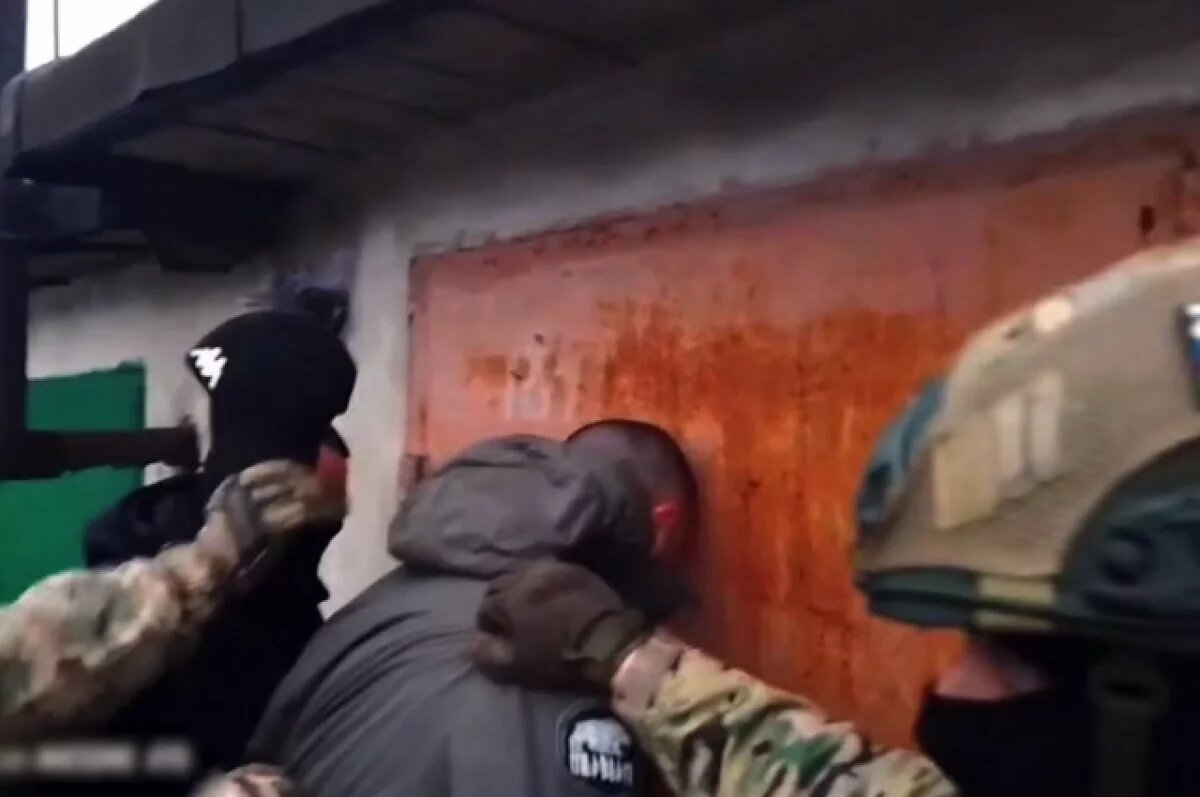    ФСБ задержала жителя ДНР, причастного к обороту оружия и наркотиков