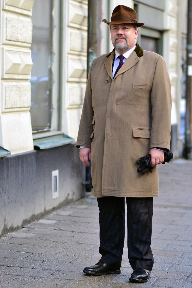 Фото из интернета. Часовщик в кашемировом пальто