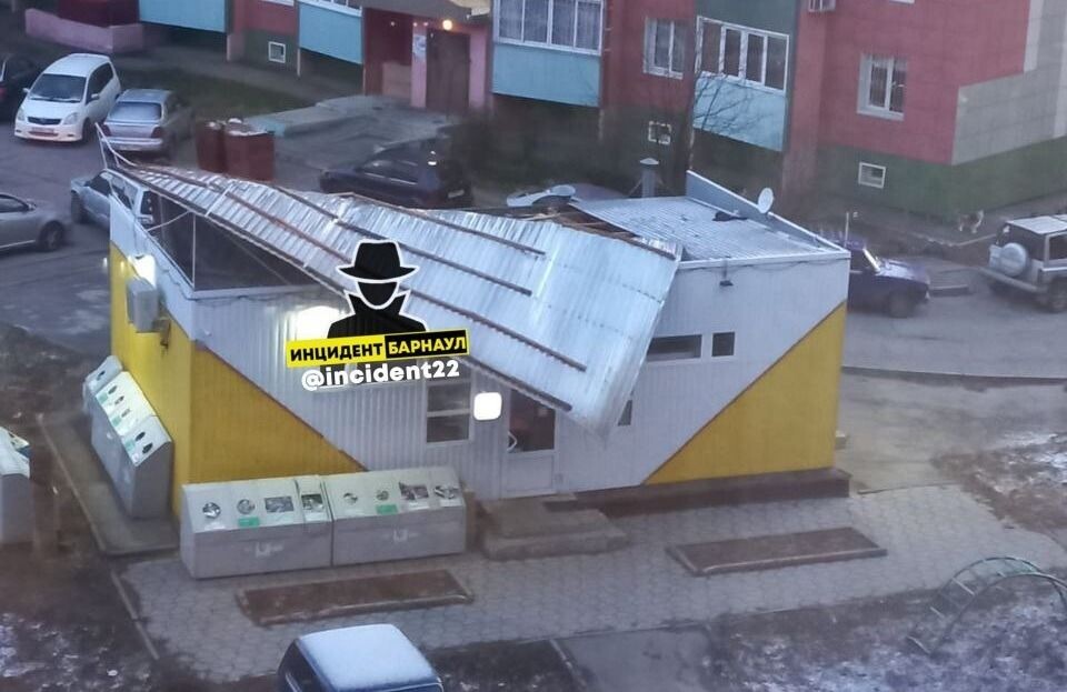    Сорванная кровля. Источник: "Инцидент Барнаул"