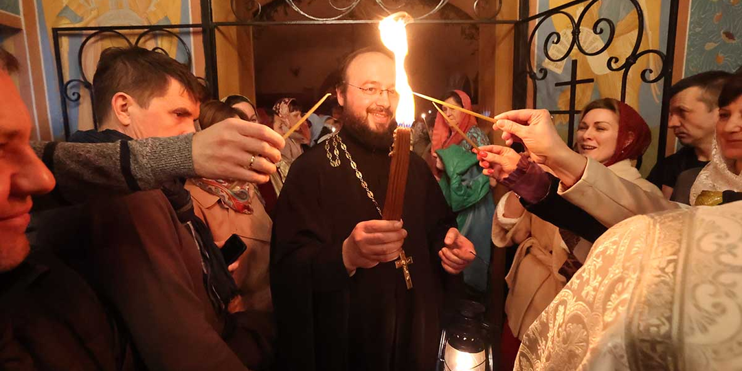 Почему Благодатный огонь сходит именно православному священнику и какие были исключения