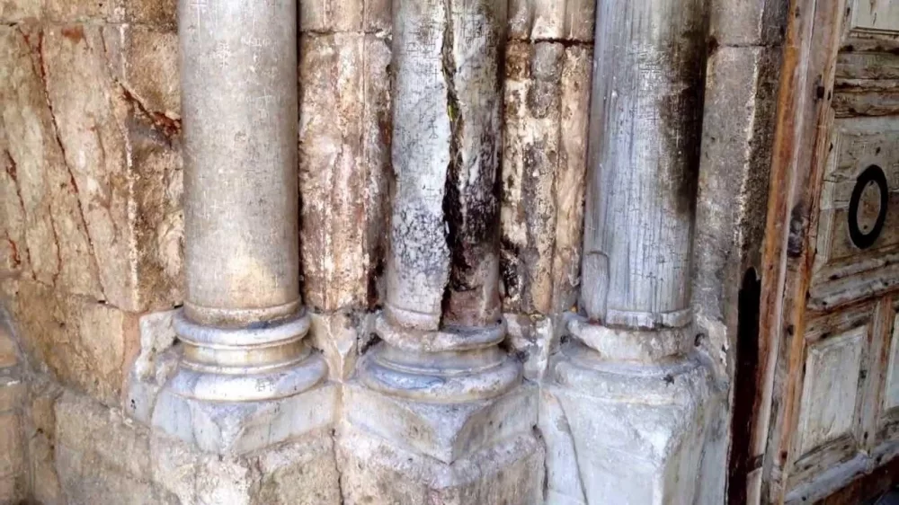 Колонна рядом с входом, через которую, по преданию, сошёл Благодатный огонь в 1579 году