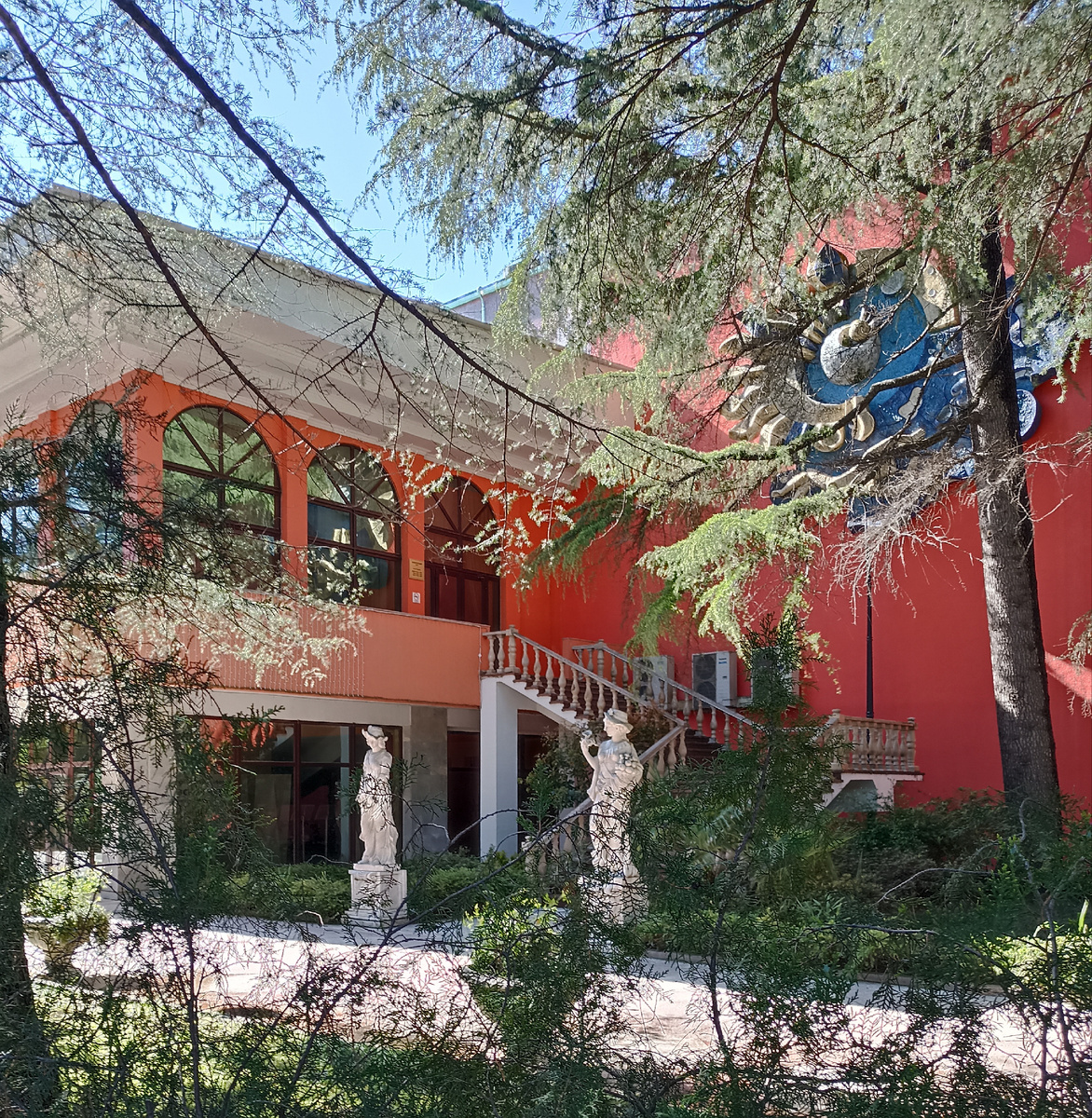 Даже самые красивые вещи может "плохо сидеть", если они не твои. Я считаю, что надо быть честным с самим собой