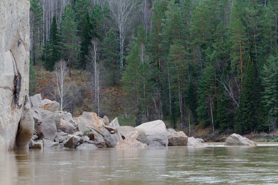    Обрушение скалы в реку Лебедь у с. Турочак. Источник: Андрей Сороко/"Толк"