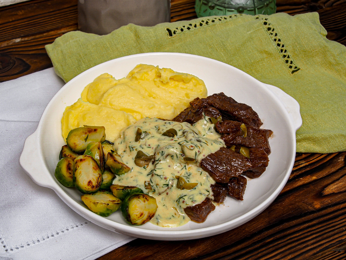 Говядина с нежным картофелем, брюссельской капустой и соусом из каперсов