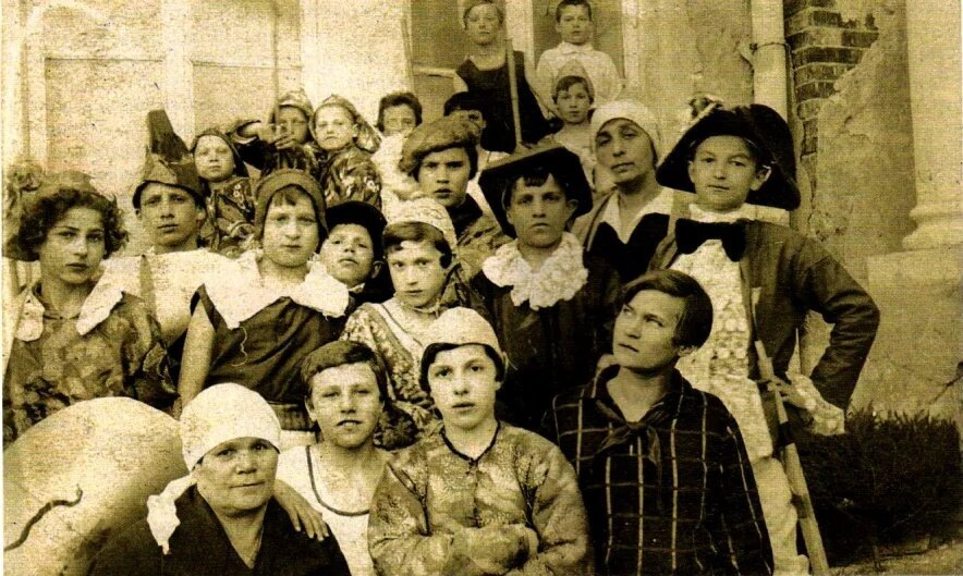 Актерская труппа в "лесной школе". Георгий Вицин крайний справа