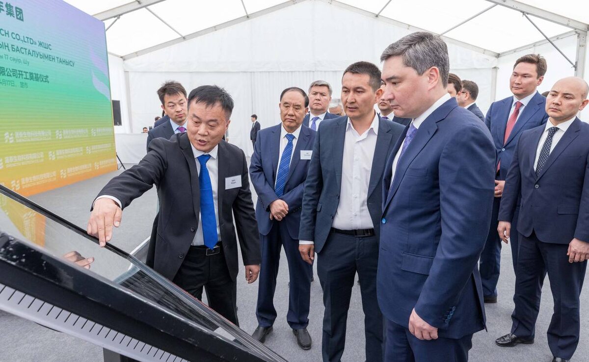 Премьер Олжас Бектенов знакомится с проектом завода по переработке кукурузы  📷
