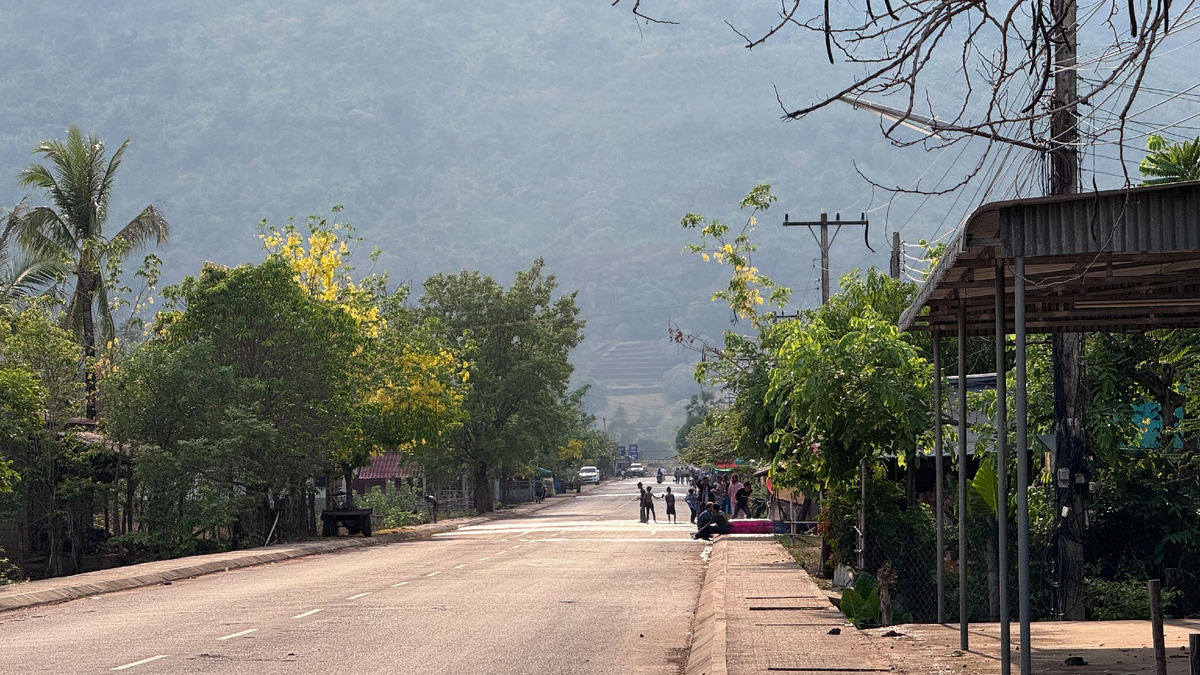 Вдали можно увидеть развалины храма
