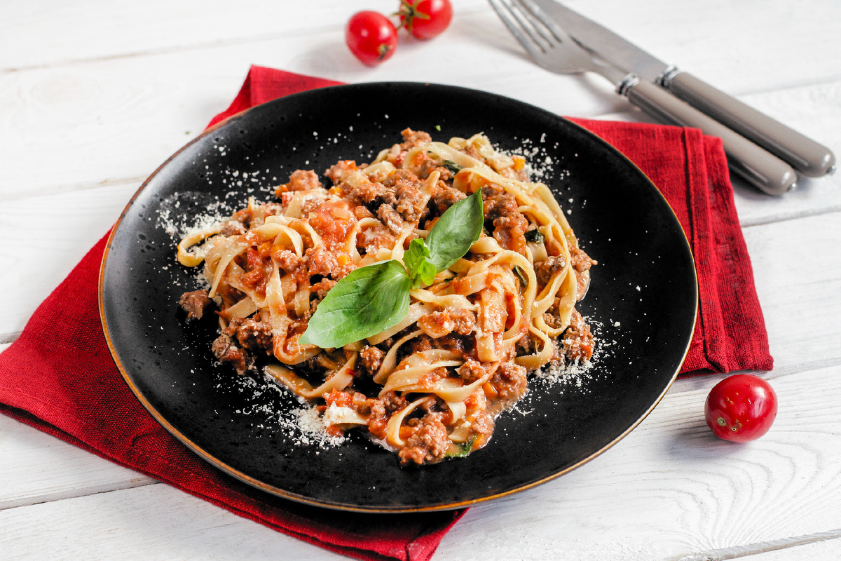 Тальятелле Болонезе с рубленой говядиной и томатами