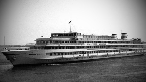 Теплоход «Александр Суворов» за несколько часов до отплытия