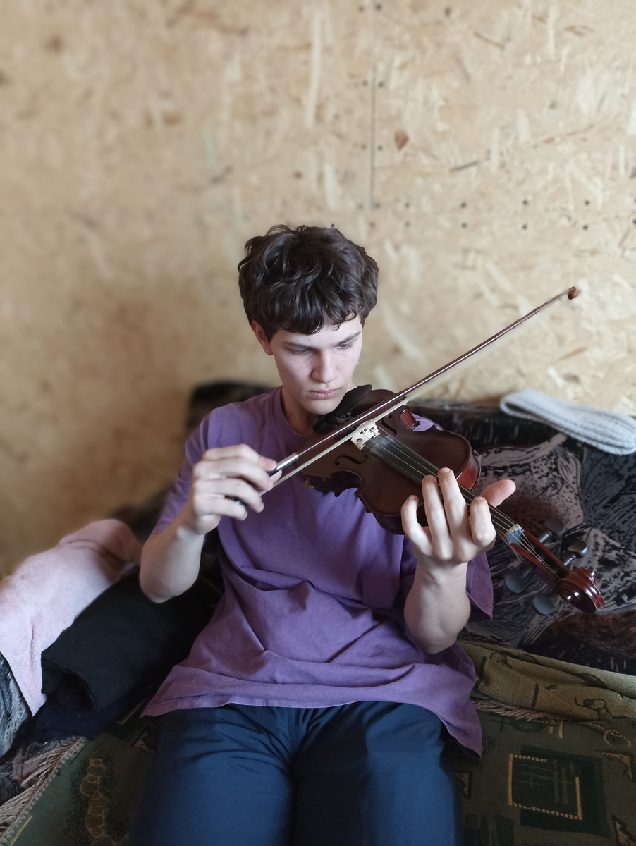 Саша пробует скрипку на "вкус"