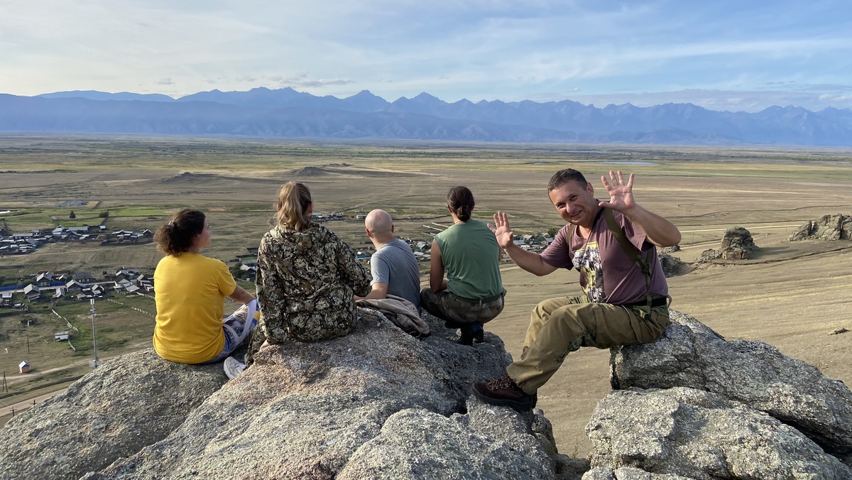 Участники научного коллектива на скалах Сувинской Саксонии с видом на Баргузинскую долину. Источник: Елена Зиппа